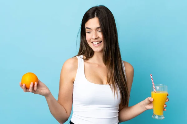 Tini Brazil Lány Izolált Kék Háttér Kezében Egy Narancs Egy — Stock Fotó