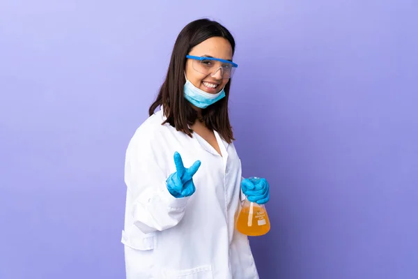 Femme Scientifique Qui Étudie Vaccin Pour Guérir Maladie Coronavirus Souriant — Photo