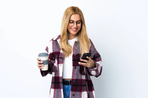 Jovem Mulher Loira Uruguaia Sobre Fundo Branco Isolado Segurando Café — Fotografia de Stock