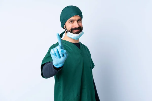 Χειρούργος Άνθρωπος Πράσινη Στολή Πάνω Από Απομονωμένο Φόντο Δείχνει Και — Φωτογραφία Αρχείου