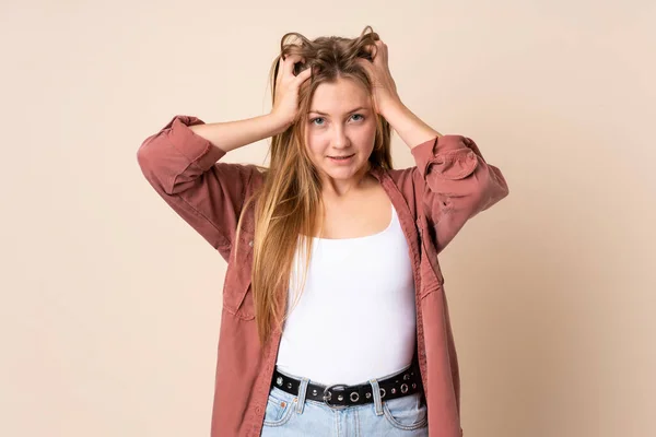 Έφηβη Ουκρανή Κοπέλα Απομονωμένη Μπεζ Φόντο Κάνοντας Νευρική Χειρονομία — Φωτογραφία Αρχείου