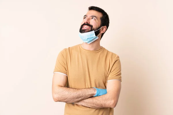 Hombre Caucásico Con Barba Protegiendo Del Coronavirus Con Una Máscara —  Fotos de Stock