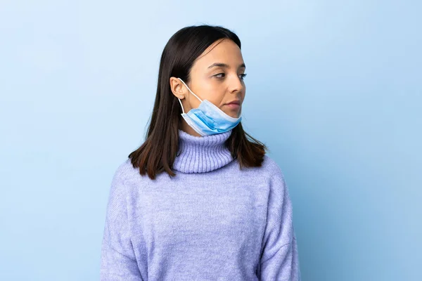 Joven Morena Mujer Raza Mixta Protegiendo Del Coronavirus Con Una —  Fotos de Stock