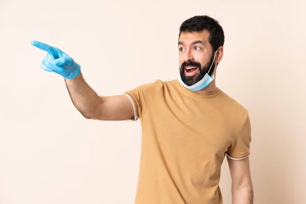 Hombre Caucásico Con Barba Protegiéndose Del Coronavirus Con Una Máscara —  Fotos de Stock