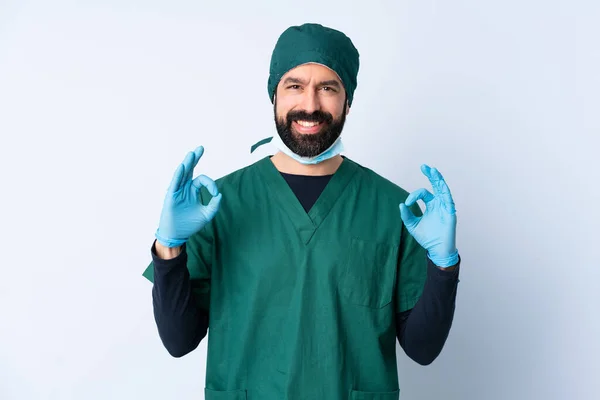 Cirurgião Homem Uniforme Verde Sobre Fundo Isolado Mostrando Sinal Com — Fotografia de Stock