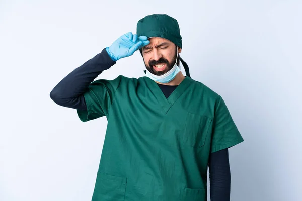 Cirurgião Homem Uniforme Verde Sobre Fundo Isolado Com Expressão Cansada — Fotografia de Stock