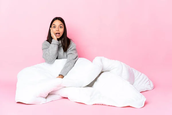 Jovem Raça Mista Vestindo Pijama Sentado Chão Com Surpresa Expressão — Fotografia de Stock