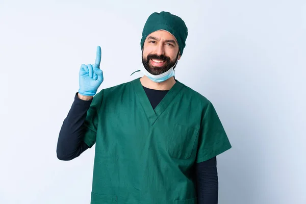 Cirurgião Homem Uniforme Verde Sobre Fundo Isolado Apontando Para Uma — Fotografia de Stock