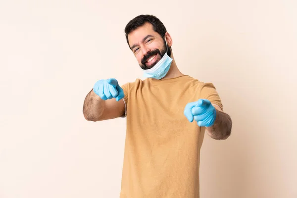 髭を生やした白人男性は マスクと手袋でコロナウイルスから保護します — ストック写真