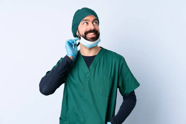 Cirurgião Homem Uniforme Verde Sobre Fundo Isolado Pensando Uma Ideia — Fotografia de Stock