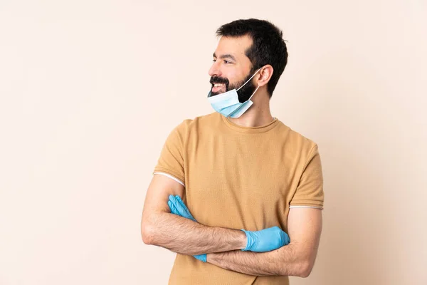 Sakallı Beyaz Bir Adam Koronavirüsten Koruyor Maske Eldiven Takıyor — Stok fotoğraf