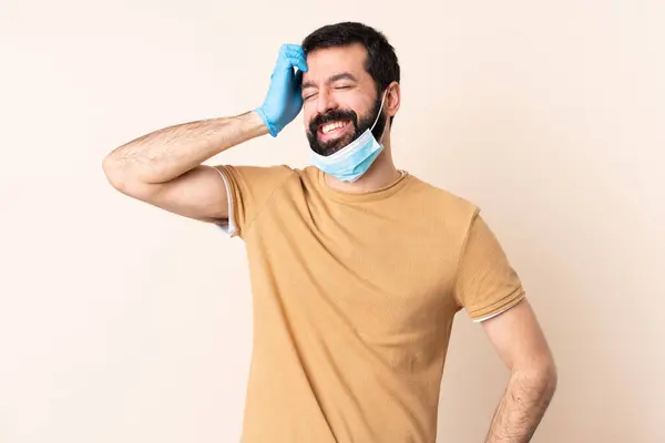 Hombre Caucásico Con Barba Protegiendo Del Coronavirus Con Una Máscara —  Fotos de Stock