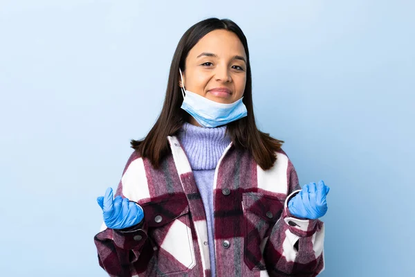 Joven Morena Mujer Raza Mixta Protegiendo Del Coronavirus Con Una —  Fotos de Stock