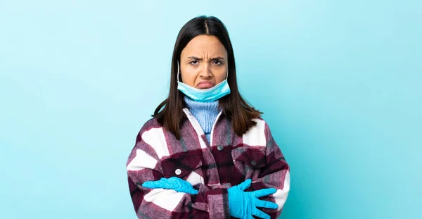 Giovane Bruna Mista Donna Razza Proteggendo Dal Coronavirus Con Una — Foto Stock