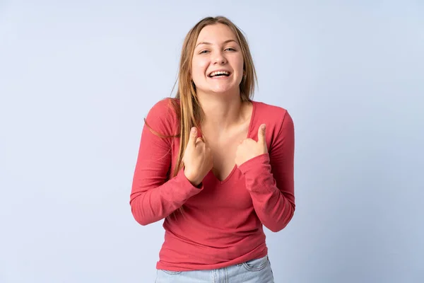 Adolescente Ucraniana Menina Isolada Fundo Azul Com Expressão Facial Surpresa — Fotografia de Stock
