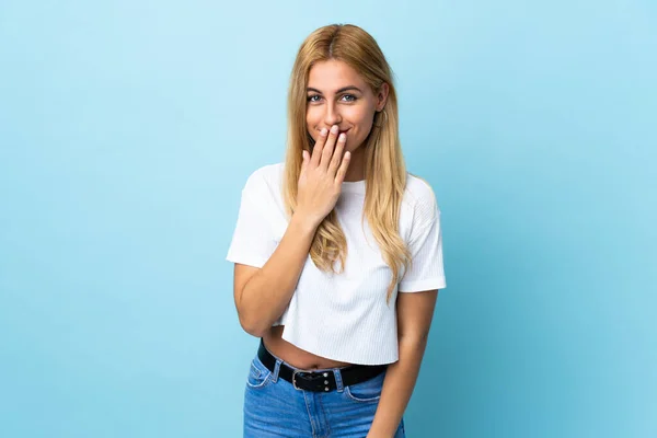 Giovane Donna Bionda Uruguaiana Isolato Sfondo Blu Felice Sorridente Bocca — Foto Stock