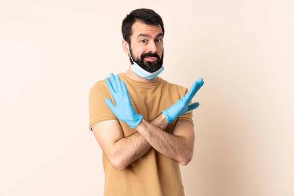 Hombre Caucásico Con Barba Protegiendo Del Coronavirus Con Una Máscara —  Fotos de Stock