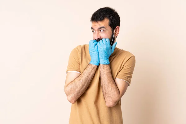 Vit Man Med Skägg Som Skyddar Mot Coronavirus Med Mask — Stockfoto