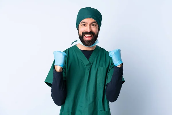 Cirurgião Homem Uniforme Verde Sobre Fundo Isolado Celebrando Uma Vitória — Fotografia de Stock