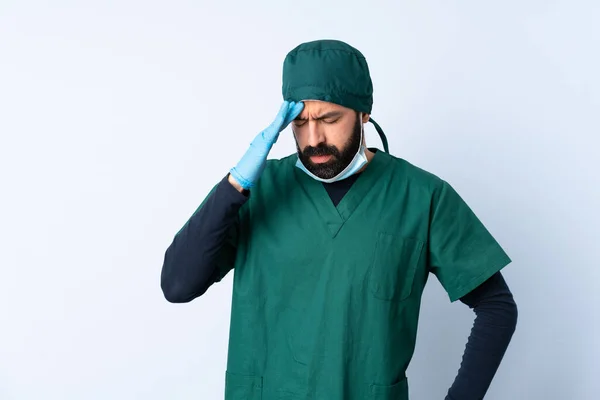 Cirurgião Homem Uniforme Verde Sobre Fundo Isolado Com Dor Cabeça — Fotografia de Stock