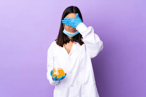 Mulher Cientista Investigando Uma Vacina Para Curar Doença Coronavírus Cobrindo — Fotografia de Stock