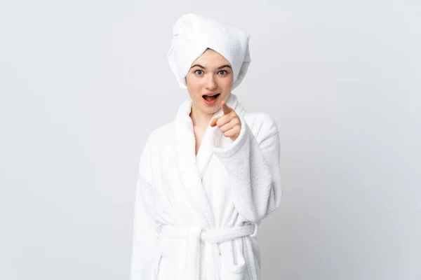Teenager Mädchen Bademantel Isoliert Auf Weißem Hintergrund Überrascht Und Zeigt — Stockfoto