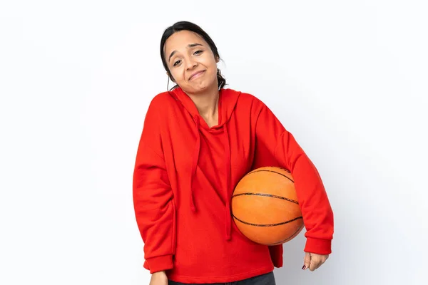 Mladá Žena Hraje Basketbal Přes Izolované Bílé Pozadí Smíchem — Stock fotografie
