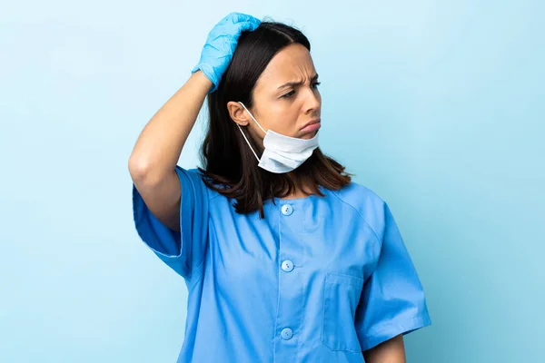 Chirurg Žena Přes Izolované Modré Pozadí Mají Pochybnosti Při Škrábání — Stock fotografie