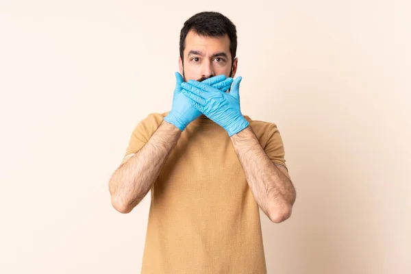 Koronavirüsten Sakallı Maskeli Eldivenli Beyaz Bir Adam Ağız Elleri Ile — Stok fotoğraf