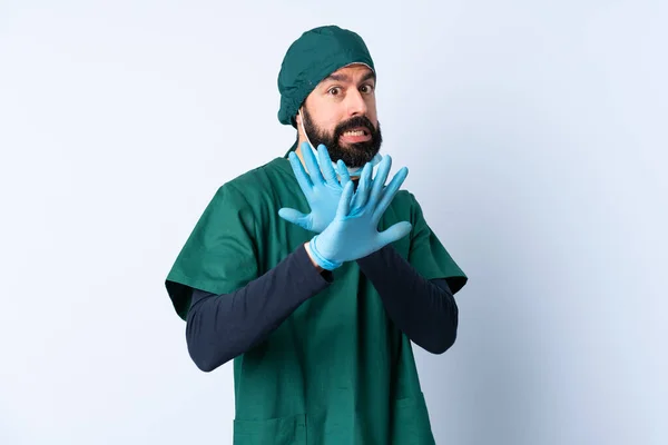Cirurgião Homem Uniforme Verde Sobre Fundo Isolado Nervoso Esticando Mãos — Fotografia de Stock