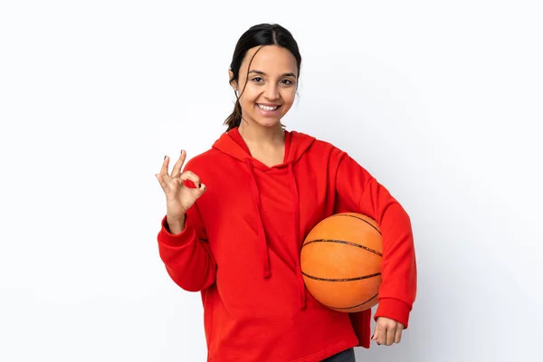 若いです女性プレイバスケットボール上の隔離された白の背景ショーOk Signとともに二本の手 — ストック写真