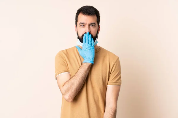 Hombre Caucásico Con Barba Protegiendo Del Coronavirus Con Una Máscara —  Fotos de Stock