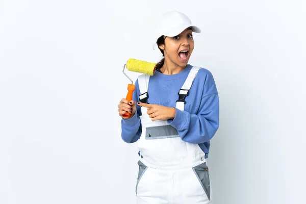 Pintor Mulher Sobre Isolado Fundo Branco Surpreendido Apontando Lado — Fotografia de Stock