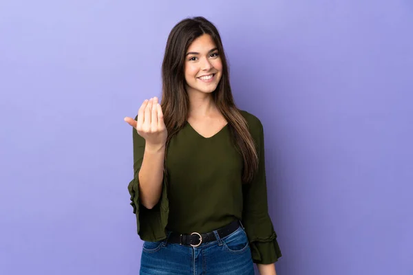 Adolescente Brasileña Chica Sobre Aislado Púrpura Fondo Invitando Venir Con — Foto de Stock