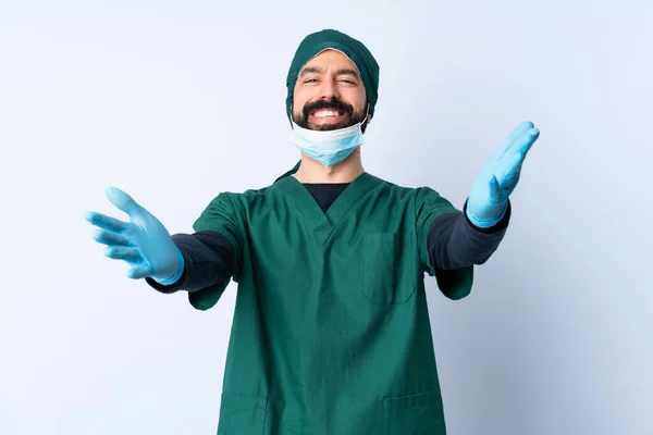 Cirurgião Homem Uniforme Verde Sobre Fundo Isolado Apresentando Convidando Para — Fotografia de Stock