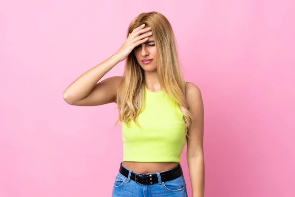 Jonge Uruguayaanse Blonde Vrouw Geïsoleerde Roze Achtergrond Met Hoofdpijn — Stockfoto