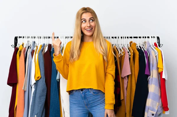 Mladá Uruguayská Blondýnka Obchodě Oblečením Ukazuje Nahoru Překvapuje — Stock fotografie