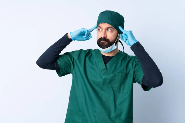 Cirurgião Homem Uniforme Verde Sobre Fundo Isolado Com Dúvidas Pensamento — Fotografia de Stock