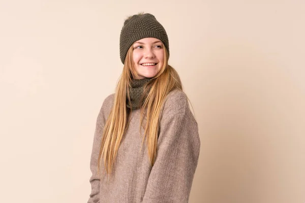 Adolescente Ragazza Ucraina Con Cappello Invernale Isolato Sfondo Beige Ridere — Foto Stock