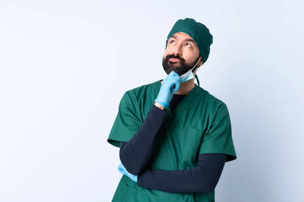 Cirurgião Homem Uniforme Verde Sobre Fundo Isolado Olhando Para Cima — Fotografia de Stock