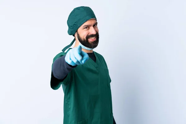 Cirurgião Homem Uniforme Verde Sobre Fundo Isolado Apontando Frente Com — Fotografia de Stock