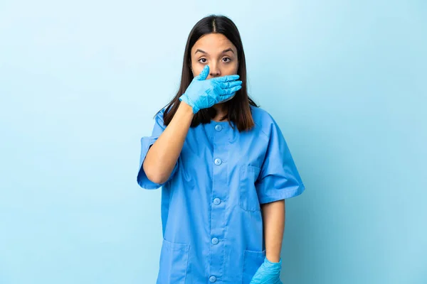 Chirurgo Donna Isolato Sfondo Blu Che Copre Bocca Con Mano — Foto Stock