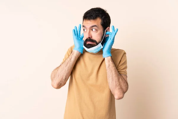 Hombre Caucásico Con Barba Protegiendo Del Coronavirus Con Una Máscara —  Fotos de Stock