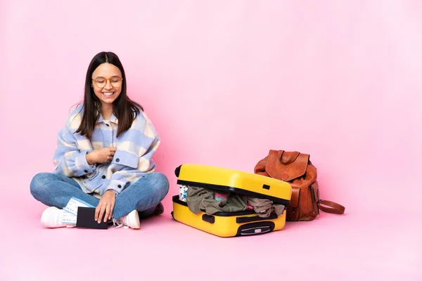 Reisende Frau Mit Koffer Sitzt Auf Dem Boden Und Lächelt — Stockfoto