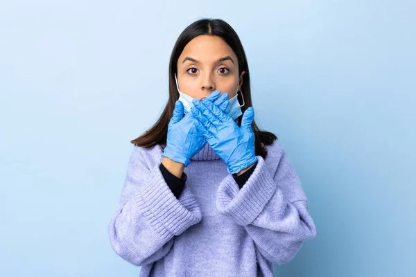 Joven Morena Raza Mixta Protegiendo Del Coronavirus Con Una Máscara —  Fotos de Stock