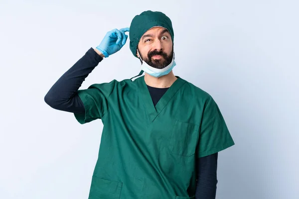 Cirurgião Homem Uniforme Verde Sobre Fundo Isolado Com Dúvidas — Fotografia de Stock