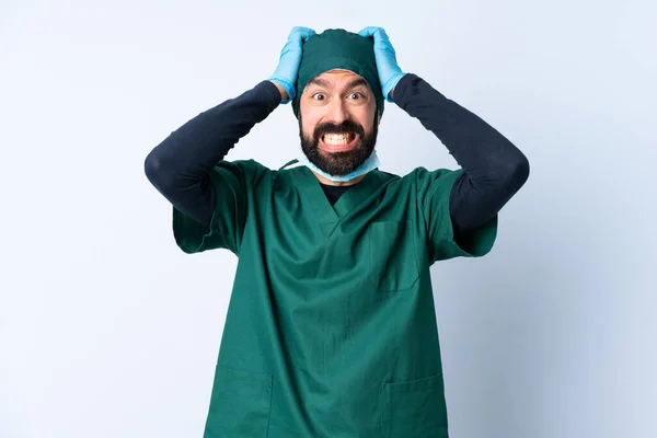 Cirurgião Homem Uniforme Verde Sobre Fundo Isolado Fazendo Gesto Nervoso — Fotografia de Stock