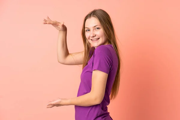 在粉色背景上被隔离的乌克兰少女拿着复制空间插入广告 — 图库照片