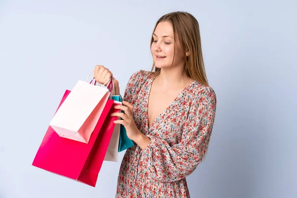 Teenager Ukrainisches Mädchen Isoliert Auf Blauem Hintergrund Mit Einkaufstaschen — Stockfoto