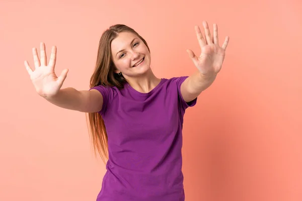 Teenager Ukrainische Mädchen Isoliert Auf Rosa Hintergrund Zählen Zehn Mit — Stockfoto